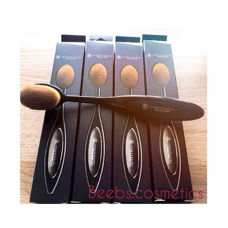 Anastasia beverly hills oval foundation brush
